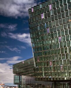 Lee más sobre el artículo Harpa: El Majestuoso Centro de Conciertos y Conferencias de Reikiavik