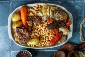 Lee más sobre el artículo Patatas a la Riojana: Tradición y Sabor en el Corazón de La Rioja