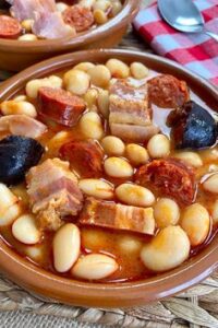 Lee más sobre el artículo La Fabada Asturiana: Un Símbolo Gastronómico